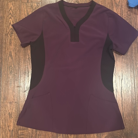 4 women scrub tops - Picture 3 of 14